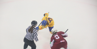 Latvijas sieviešu hokeja izlasei neveiksme pirmajā PČ spēlē