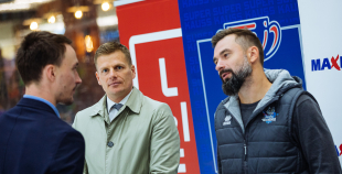 “Maxima” dāvina vārtsarga ekipējumu jaunajiem Rīgas hokejistiem