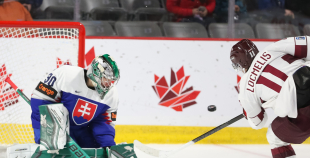 Latvijas hokejisti sīvā cīņā piekāpjas Slovākijas komandai