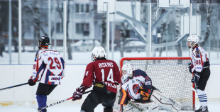Ar aizraujošiem mačiem noslēdzies Rīgas atklātais skolu čempionāts