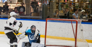 Vakar tika aizvadīta pirmā "Optibet" Baltijas sieviešu hokeja čempionāta spēle starp SHK "Laima" un "L&L Hope"