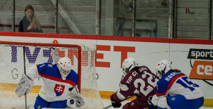 Latvijas sieviešu izlase Pasaules čempionāta atklāšanas mačā piekāpjas Slovākijai