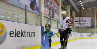 Jautrā gaisotnē aizvadīta Starptautiskā meiteņu hokeja diena