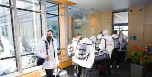 FOTO: Latvijas hokeja izlases dodas uz Pekinas olimpiskajām spēlēm