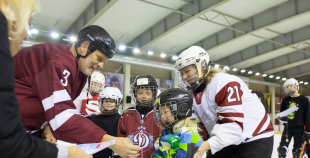 Jautrā gaisotnē aizvadīta Starptautiskā meiteņu hokeja diena