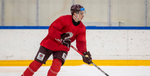 FOTO: Latvijas izlase pilnā sastāvā "slīpē" vairākumu