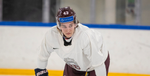 FOTO: Latvijas izlase pilnā sastāvā "slīpē" vairākumu