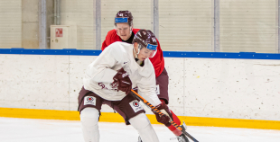 FOTO: Latvijas izlase pilnā sastāvā "slīpē" vairākumu