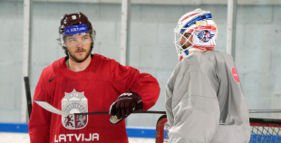 FOTO: Merzļikins un Latvijas hokeja izlases treniņš