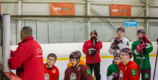 Hārtlija vadībā Latvijas valstsvienība aizvada treniņu; nosaukts arī izlases kapteinis turnīram Minskā