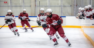 Uz oriģinālā izmēra laukumiem aizvadīti pirmie 3 pret 3 ledus treniņi