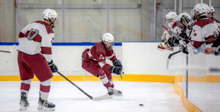 Uz oriģinālā izmēra laukumiem aizvadīti pirmie 3 pret 3 ledus treniņi