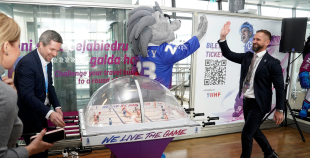 Lidostā “Rīga” atklāta IIHF Pasaules Čempionāta Hokejā informācijas un atpūtas zona faniem