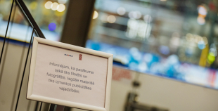 “Maxima” dāvina vārtsarga ekipējumu jaunajiem Rīgas hokejistiem