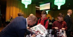 FOTO: “Dzimuši Hokejam” filmas prezentācija “Akropole” kinoteātrī