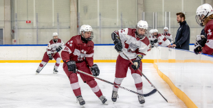 Uz oriģinālā izmēra laukumiem aizvadīti pirmie 3 pret 3 ledus treniņi