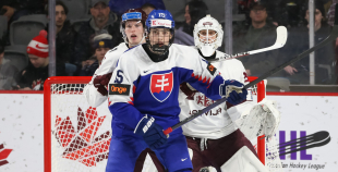 Latvijas hokejisti sīvā cīņā piekāpjas Slovākijas komandai