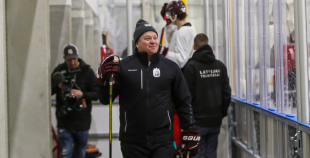 FOTO: Latvijas izlase pilnā sastāvā "slīpē" vairākumu