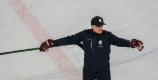 FOTO: Latvijas hokeja izlase gatavojas Pekinas olimpiskajām spēlēm