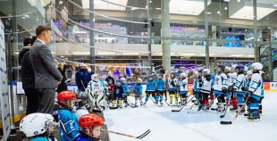 “Maxima” dāvina vārtsarga ekipējumu jaunajiem Rīgas hokejistiem