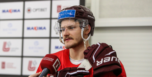 FOTO: Latvijas izlase pilnā sastāvā "slīpē" vairākumu