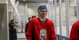 FOTO: Latvijas izlase pilnā sastāvā "slīpē" vairākumu