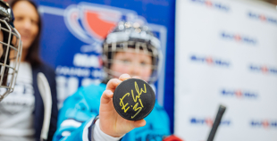 “Maxima” dāvina vārtsarga ekipējumu jaunajiem Rīgas hokejistiem