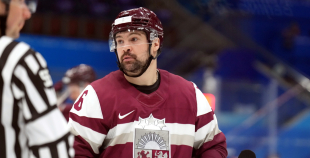 Latvija hokeja izlase sīvā cīņā atzīst Somijas pārākumu