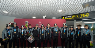 FOTO: Mājās atgriežas mūsu 3x3 olimpiskie čempioni hokejā!