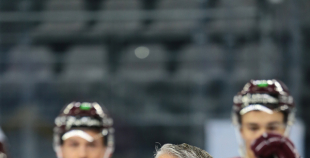 FOTO: Latvijas izlases treniņš Seržī ledus arēnā 