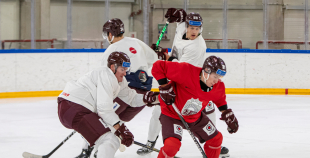FOTO: Latvijas izlase pilnā sastāvā "slīpē" vairākumu