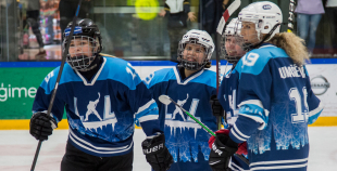 Vakar tika aizvadīta pirmā "Optibet" Baltijas sieviešu hokeja čempionāta spēle starp SHK "Laima" un "L&L Hope"