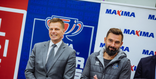 “Maxima” dāvina vārtsarga ekipējumu jaunajiem Rīgas hokejistiem