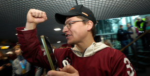 FOTO: Mājās atgriežas mūsu 3x3 olimpiskie čempioni hokejā!