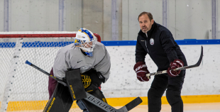 FOTO: Latvijas izlase pilnā sastāvā "slīpē" vairākumu