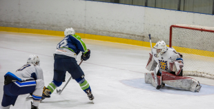 FOTO: "MOGO" ar rezultātu 7:0 sagrauj "Rīga" jaunos hokejistus 