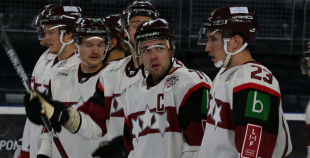 Latvija iemet piecus vārtus trešajā periodā un uzvar Baltkrieviju