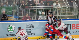 Latvijas hokeja izlase aizraujošā mačā piekāpjas Krievijas valstsvienībai 