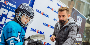 “Maxima” dāvina vārtsarga ekipējumu jaunajiem Rīgas hokejistiem