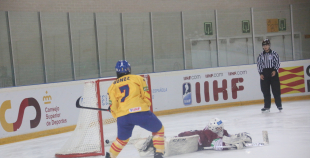 Latvijas sieviešu hokeja izlasei neveiksme pirmajā PČ spēlē