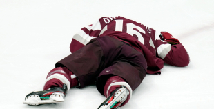 Latvija hokeja izlase sīvā cīņā atzīst Somijas pārākumu