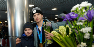 FOTO: Mājās atgriežas mūsu 3x3 olimpiskie čempioni hokejā!