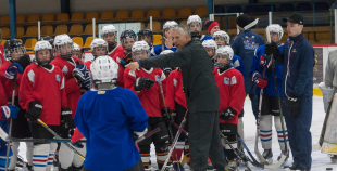 FOTO: Hārtlijs viesojās Jelgavas hokeja klubā un novada bērniem treniņu 