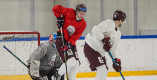 FOTO: Latvijas izlase pilnā sastāvā "slīpē" vairākumu