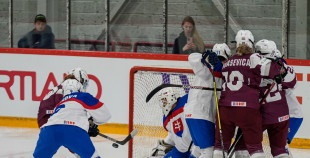 Latvijas sieviešu izlase Pasaules čempionāta atklāšanas mačā piekāpjas Slovākijai