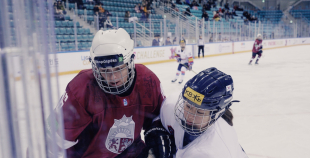 Latvijas sieviešu hokeja izlase turnīru Dienvidkorejā sāk ar minimālu neveiksmi