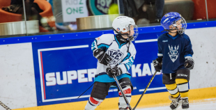 “Maxima” dāvina vārtsarga ekipējumu jaunajiem Rīgas hokejistiem