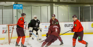 Hārtlija vadībā Latvijas valstsvienība aizvada treniņu; nosaukts arī izlases kapteinis turnīram Minskā