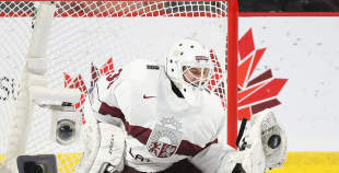 Latvijas hokejisti sīvā cīņā piekāpjas Slovākijas komandai