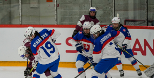 Latvijas sieviešu izlase Pasaules čempionāta atklāšanas mačā piekāpjas Slovākijai